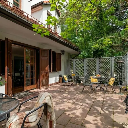 アパート Golden - Forest Retreat With Jacuzzi And Garden View